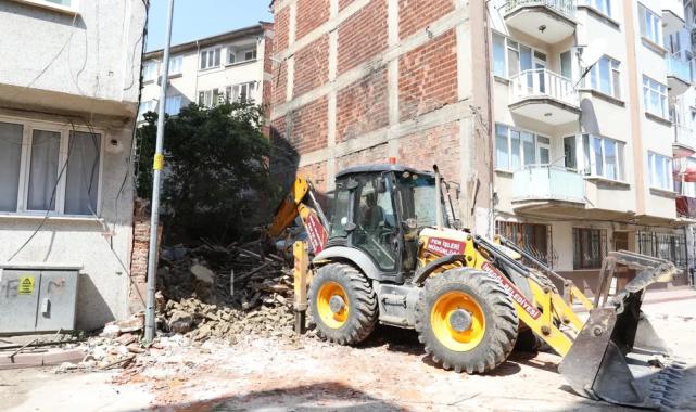 İnegöl’de metruk binalar tek tek yıkılıyor