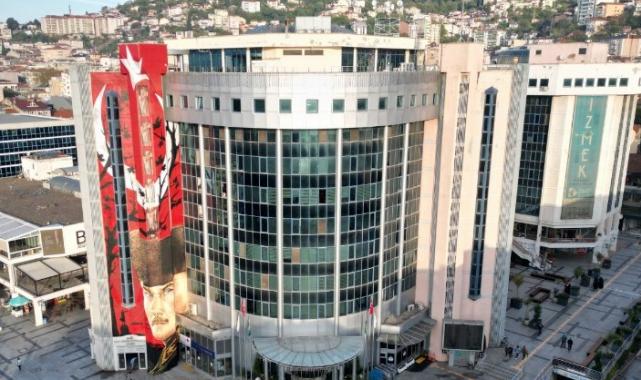 İzmit’te kaldırım işgali yapan spotçulara mühürleme uyarısı