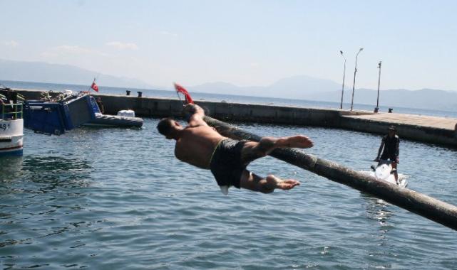 Kabotajın coşkusu… Mudanya’da yağlı direkte bayrak için yarıştılar