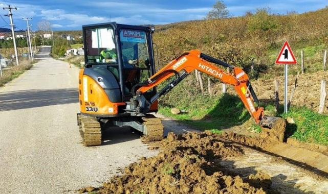 Kocaeli’de yol kenarındaki otlar ve çalılar temizleniyor