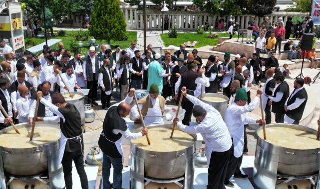 Konya’da 4 ton aşure kaynatıldı