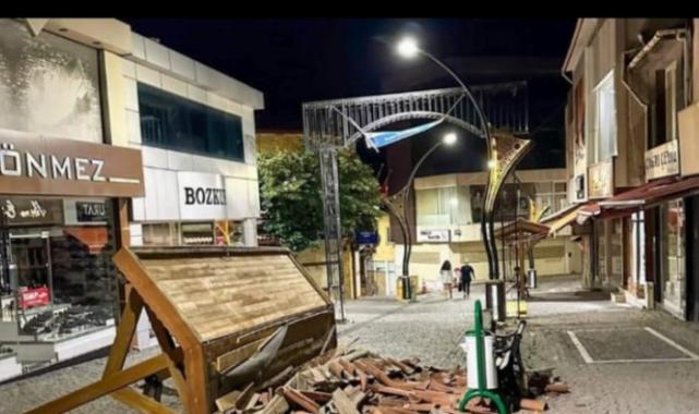 Kunduracılar Çarşısı’nda ahşap pergole yıkıldı