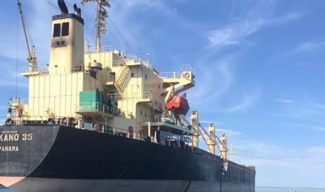 Kuru yük gemisi İstanbul Boğazı’nd arıza yaptı! Karaya sürüklendi