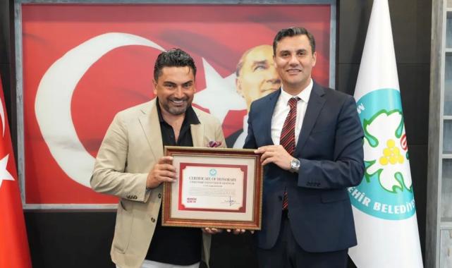 Manisa’da Çağrı Kanver’e Fahri Hemşehrilik unvanı verildi