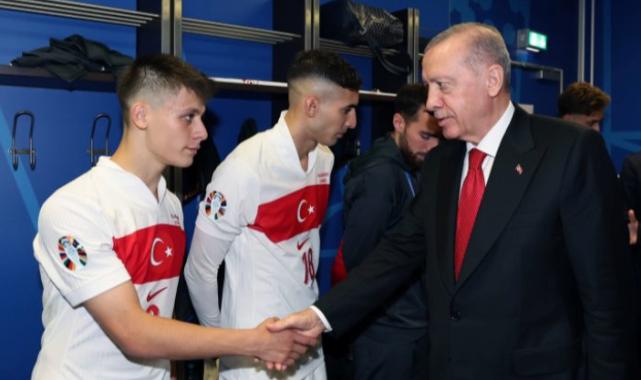 Milli futbolcuları soyunma odasında ziyaret etti