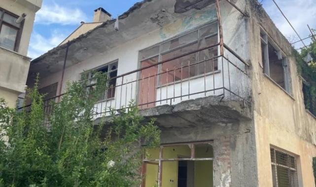 Mudanya, Güzelyalı’da başıboş evler korku saçıyor