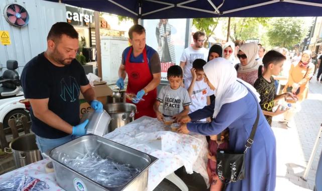 Odunpazarı Belediyesi’nden vatandaşlara aşure ikramı
