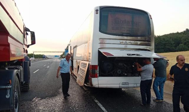Öğrencileri taşıyan otobüsün motorunda çıkan yangın korkuttu