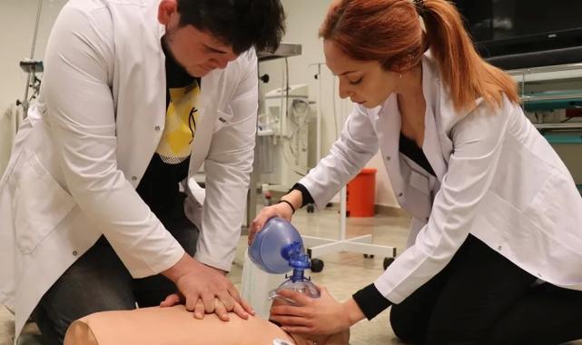 Sağlık teknikerleri sektörün iş yükünü hafifletiyor