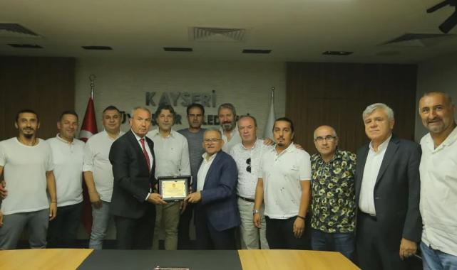 TÜRFAD Kayseri’den Büyükkılıç’a plaket