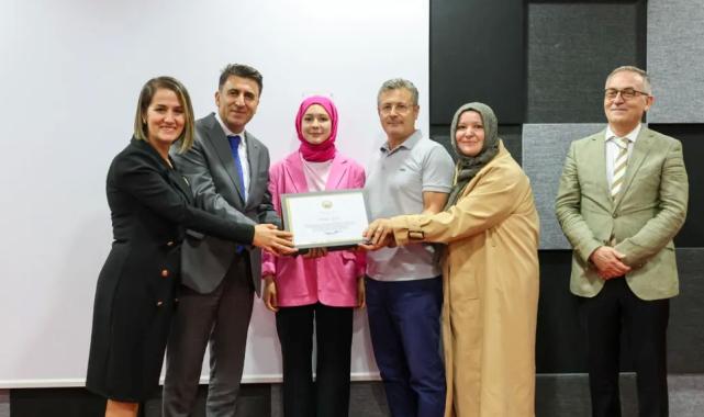 Vali Aygöl başarılı öğrencileri tebrik etti.