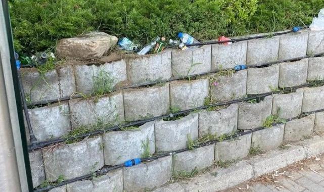 Vatandaş çöp konteyneri olmayan duraktan şikayetçi