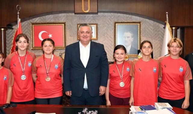 Yalovalı başarılı güreşçilerden Başkan Gürel’e ziyaret