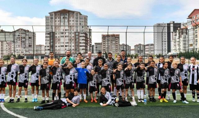 Ankara’da minik futbolcular için turnuva