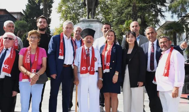 Atatürk’ün Cumhurbaşkanı olarak Bursa’ya gelişinin 100. yılı anısına çelenk sunumu yapıldı