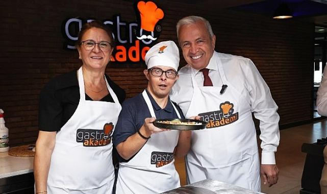 Başkan Şadi Özdemir özel çocuklarla pizza yaptı