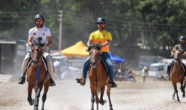 Buca’da Geleneksel Rahvan At Yarışları düzenlendi