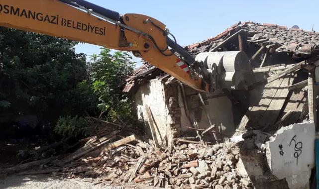 Bursa Osmangazi’de ‘metruk’ temizliğe devam