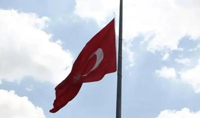 Heniyye için bayraklar yarıda