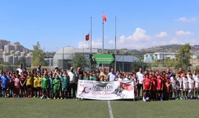 İzmit’te Zafer Bayramı Futbol Turnuvasında minikler sahne aldı