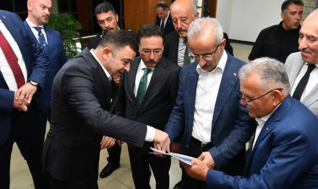 Kayseri OSB Başkanı Yalçın, Bakan Uraloğlu’na sanayicinin taleplerini içeren dosya sundu