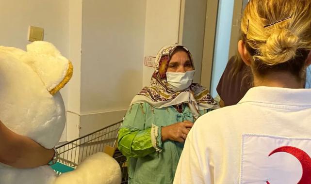 Kızılay Konak Şubesi yangınzedelerin yanında