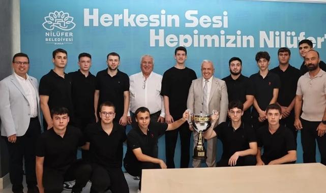 Şampiyonluk sevincini Başkan Özdemir’le paylaştılar