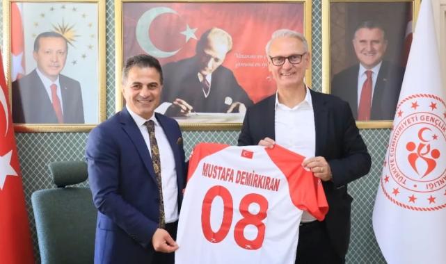 THF Başkanı Kılıç, Rize ve Artvin’de hentbol için görüşmelerde bulundu