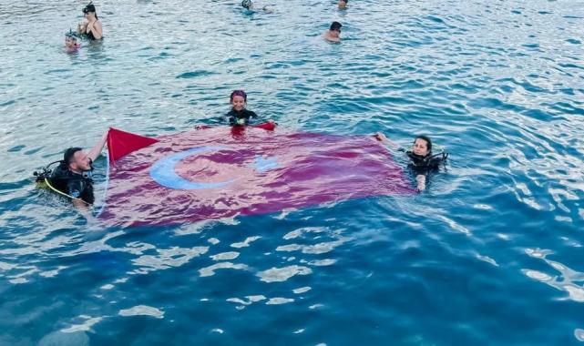 Zafer Bayramı’nı Saros’da bayrak açarak kutladılar