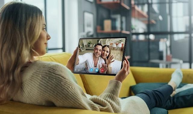 Acer Eğlence ve Hareket Halindeyken de Üretkenlik İçin Iconia X12 AMOLED Tableti Tanıttı