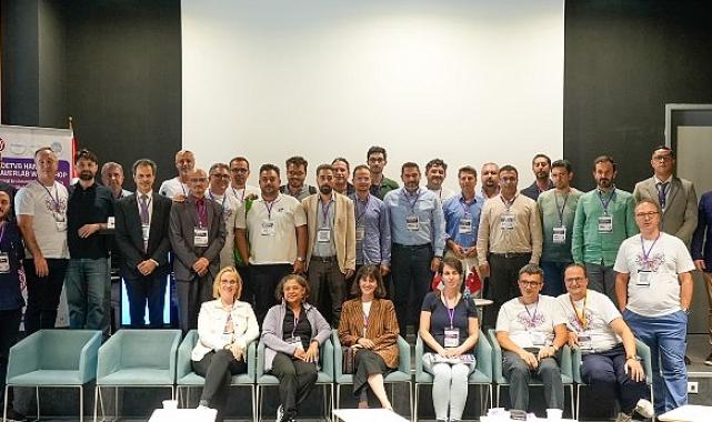 Boyun bölgesinde ameliyat izi olmamasını sağlayan “İzsiz Tiroidektomi” yöntemi İstinye Üniversitesi’nde hekimlere anlatıldı