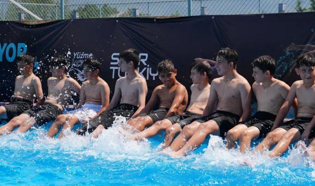 Bursa Gürsu’da yüzlerce çocuk yüzme öğrendi