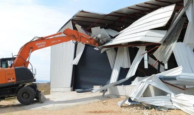 Bursa Nilüfer’in kırsal mahallelerindeki 3 kaçak yapı yıkıldı