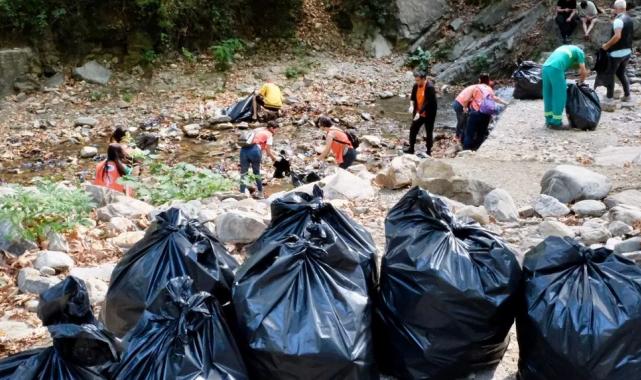 Bursa Osmangazi’den iki kamyon çöp topladılar