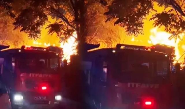 Bursa’da palet fabrikası alev alev yandı