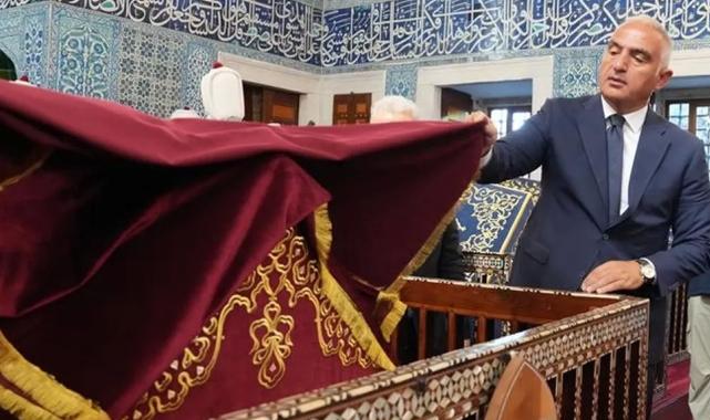 Hatice Turhan Valide Sultan Türbesi’ne Bakan Ersoy’dan ziyaret