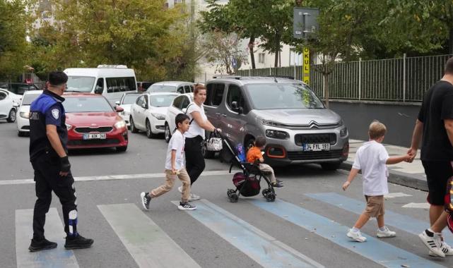İstanbul Beylikdüzü Zabıtası güvenlik için okul önlerinde