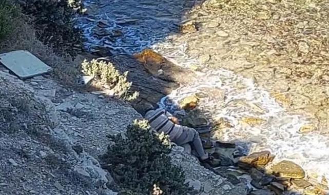 İzmir İtfaiyesi kayalıklardan düşen kişiyi kurtardı