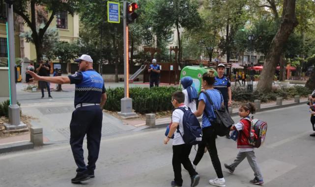 Kocaeli Büyükşehir Zabıtası görevde okul önleri güvende