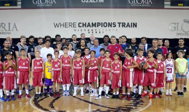 Küçük adamlar, dev adamlarla buluştu