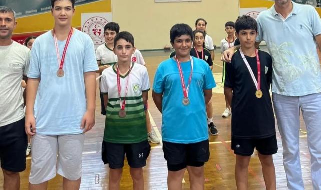 Manisa BBSK, badmintonda ‘Zafer’e damga vurdu