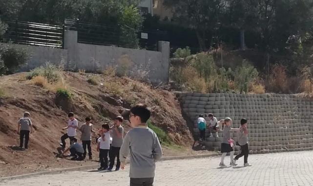 Mudanya’da yarım bırakılan bahçe duvarı öğrenciler için tehlike oluşturuyor