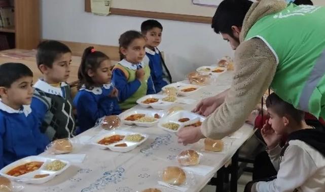 Okullara ulaştırılan 3 kap sıcak yemek depremzede çocukları motive etti