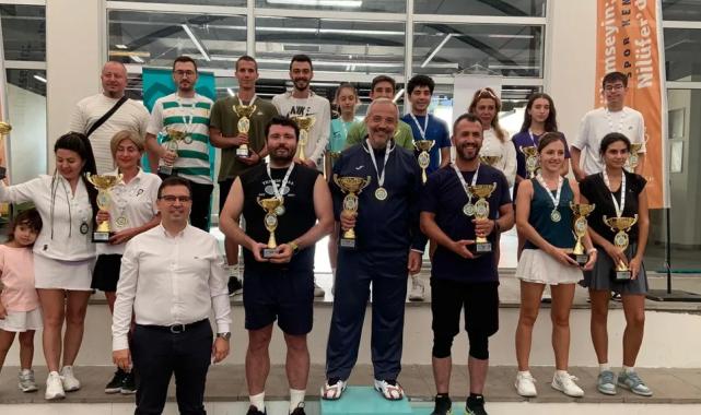 Raket Sporları Turnuvası’nda kazananlar ödüllerine kavuştu