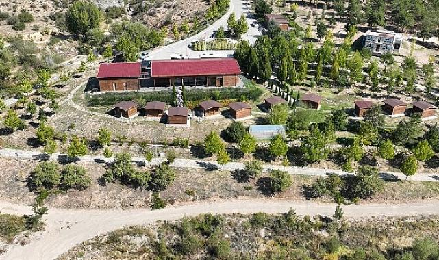 Selçuklu Belediyesi’nin okul dışı öğrenme ortamları içerisinde önemli bir yere sahip olan ve eğitim çağındaki çocukları doğa ile buluşturan Sille Tabiat Okulu’nda yeni dönem eğitimleri başladı.