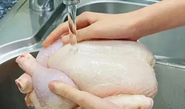 Tavuğu pişirmeden önce bunu sakın yapmayın