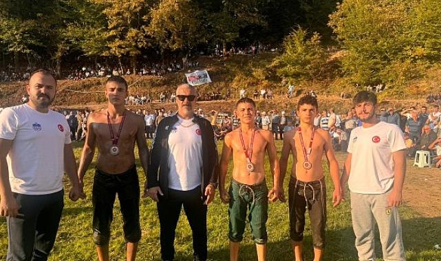 Yiğitlerin sırtı yere gelmedi.