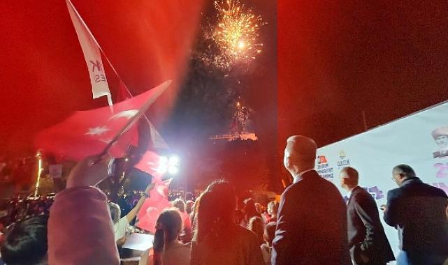 29 Ekim Cumhuriyet Bayramı’nın 101.yıl dönümü coşkusu, Gölcük’te coşkulu bir kalabalığın katıldığı fener alayı ile kutlandı.