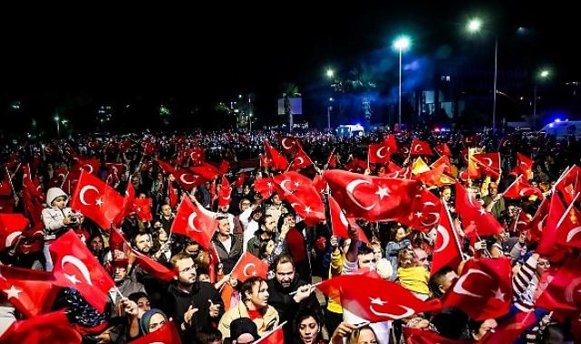 Aliağalılar Cumhuriyet Bayramı’nı Cumhuriyet Meydanı’nda Kutladı