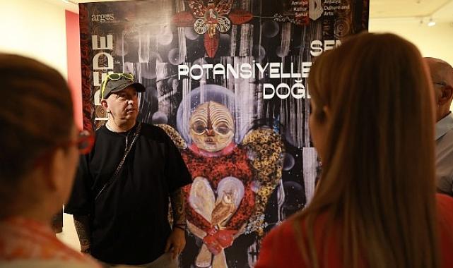 Altın Portakal jürisi Mercan Dede’nin sergisini gezdi